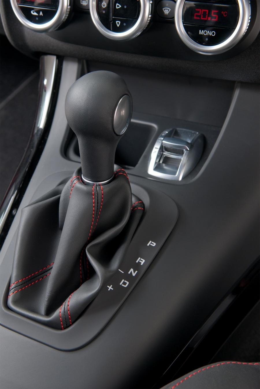 Детали интерьера Alfa Romeo Giulietta 2010 года  (UK) (фото 30 из 67)